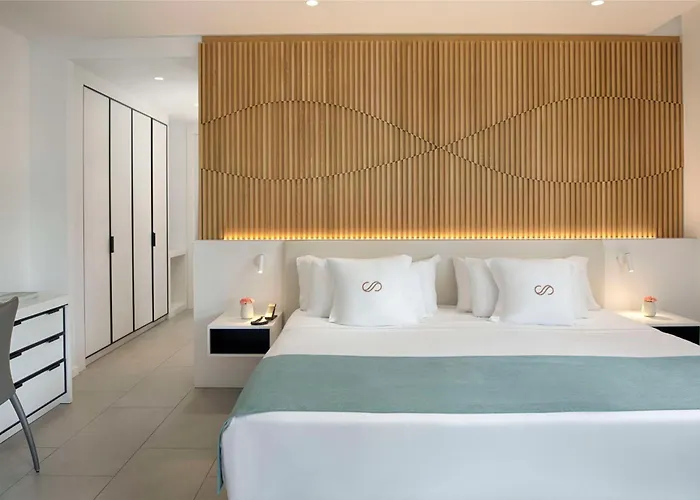 Deluxe Two-Bedroom Queen Suite