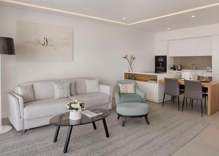 Deluxe One-Bedroom King Suite